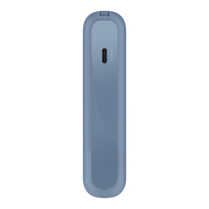Un banco de energía azul y rectangular. Tiene un puerto USB-C y las palabras 'In/Out' están impresas cerca del puerto.