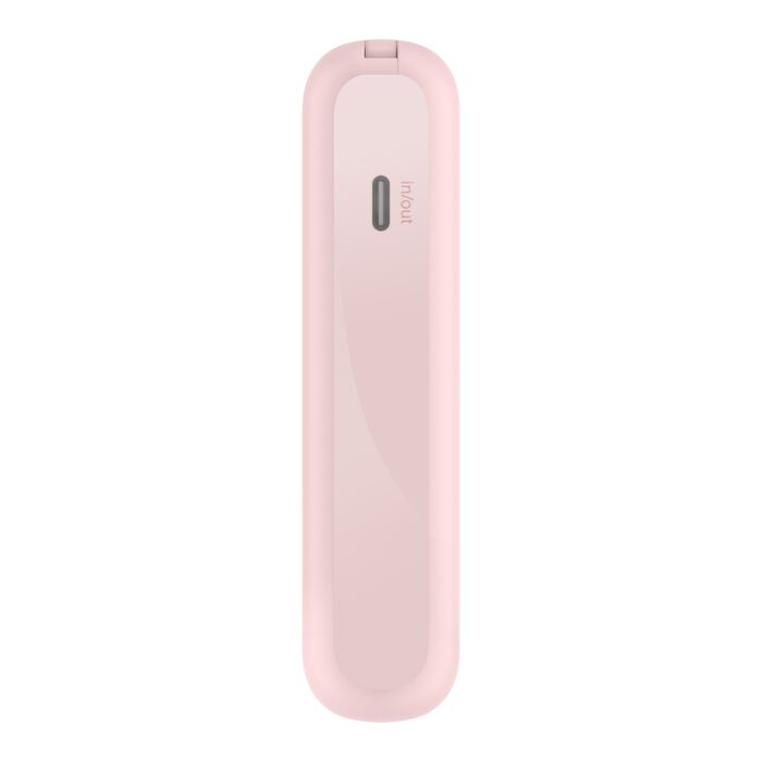 Un dispositivo rectangular rosa claro con extremos redondeados. Tiene un puerto etiquetado 'Entrada/Salida' y una pequeña abertura en la parte superior.