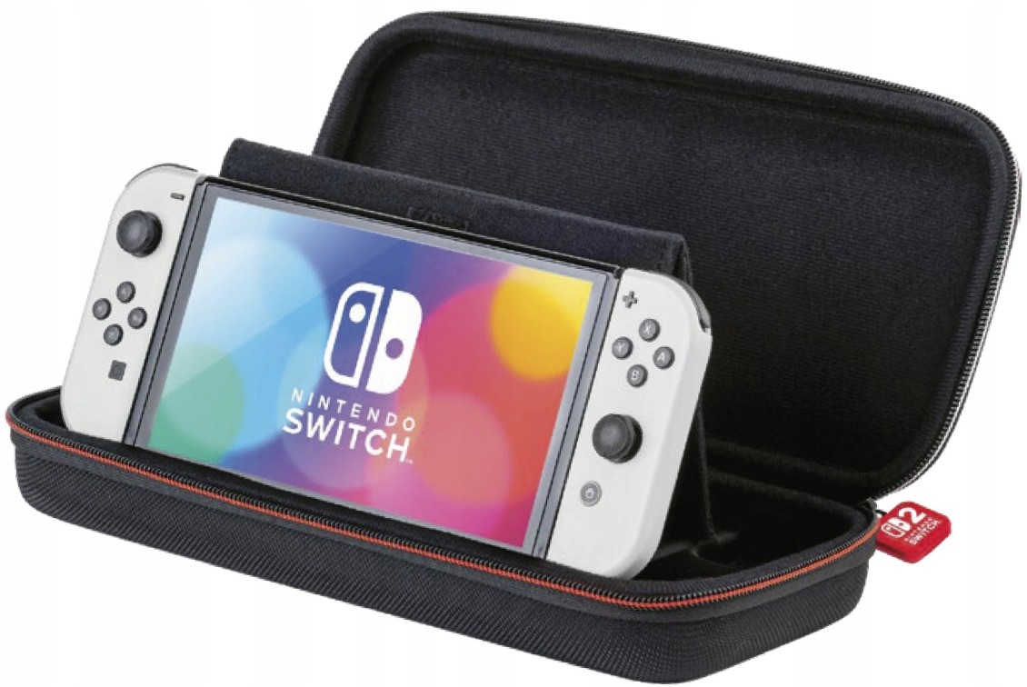 Biała konsola Nintendo Switch jest w otwartym czarnym etui. Ekran wyświetla logo Nintendo Switch.