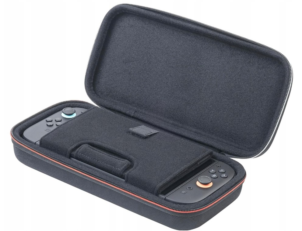 Otwarta czarna obudowa z konsolą do gier w środku. Obudowa ma czerwony zamek błyskawiczny i uchwyt. Konsola jest czarna z przyciskami.