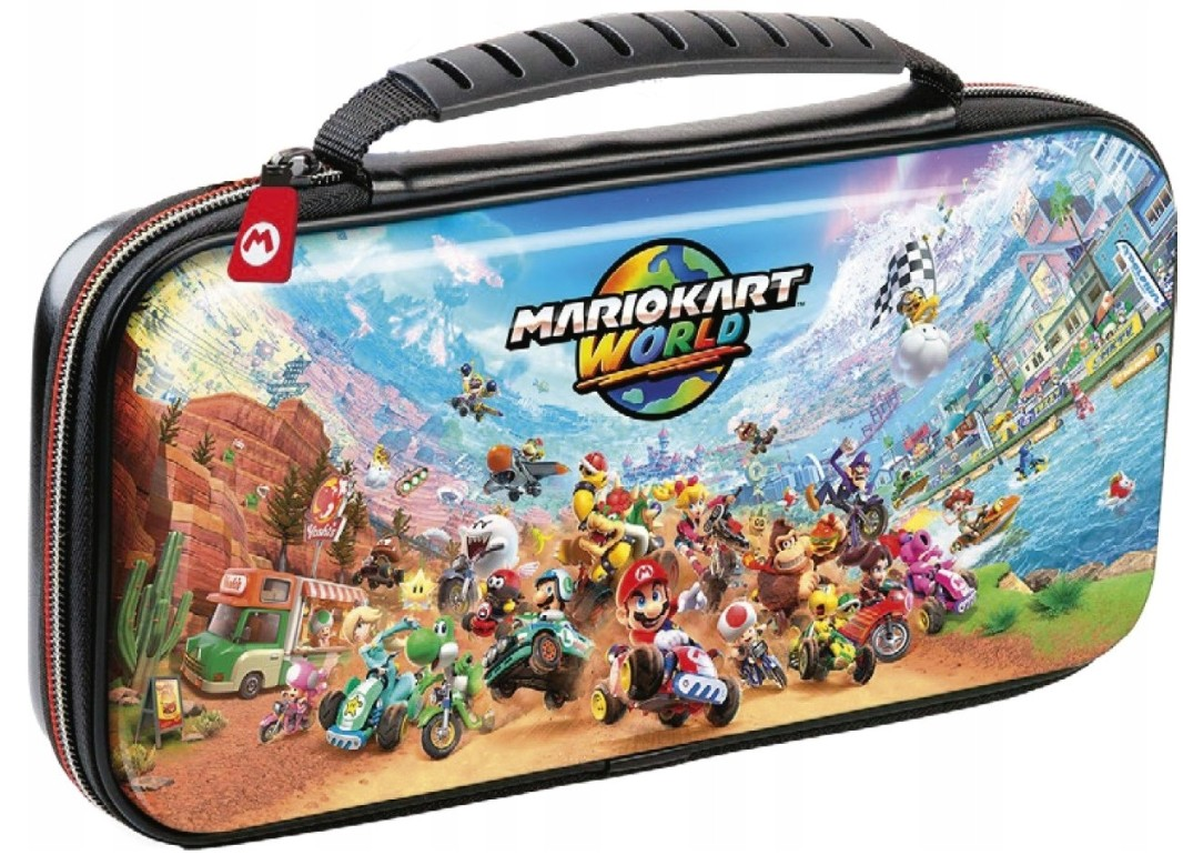 Czarna torba transportowa z postaciami z Mario Kart World, z czarną rączką, zamkiem błyskawicznym i czerwoną etykietą. Postacie ścigają się na torze.