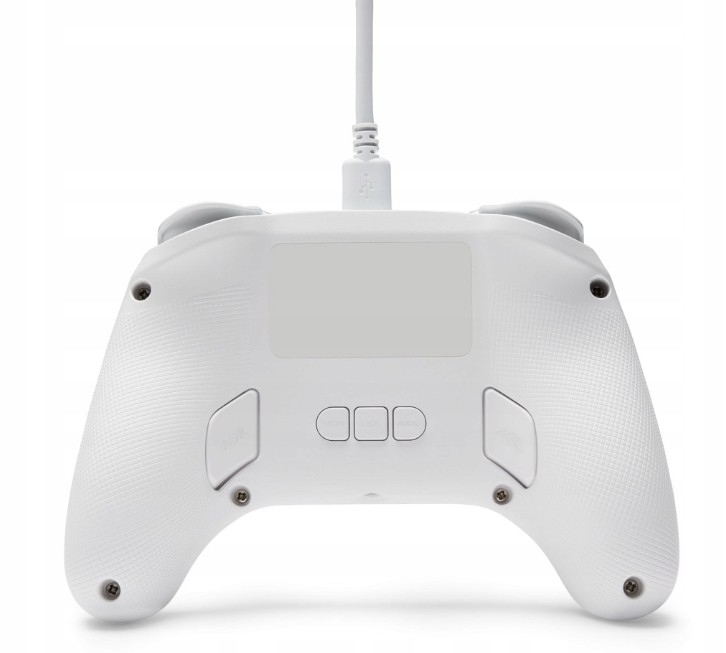 Tył białego kontrolera do gier z teksturowanym uchwytem, przyciskami i kablem USB. Izolowany na białym tle.