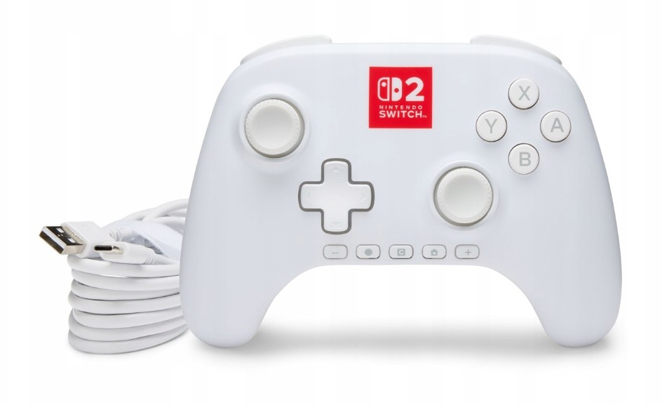 Biały kontroler Nintendo Switch z przyciskami i kablem. Czerwone logo Nintendo Switch znajduje się na kontrolerze.