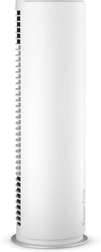 Un purificatore d'aria bianco su sfondo nero. Ha una forma rettangolare arrotondata con una griglia sul lato sinistro.