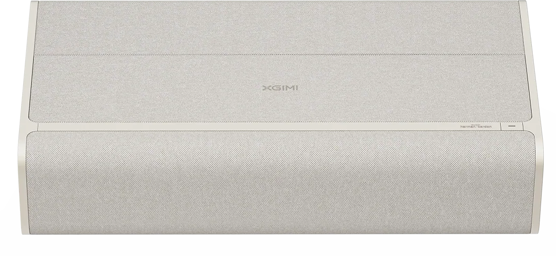Un haut-parleur rectangulaire et clair. La marque XGIMI est visible. Il a une texture semblable à du tissu et le logo Harman Kardon.