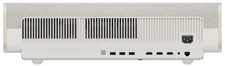 L'arrière d'un projecteur blanc. Il possède des grilles d'aération, des ports d'entrée et une prise de courant. Le dessus est recouvert de tissu gris.