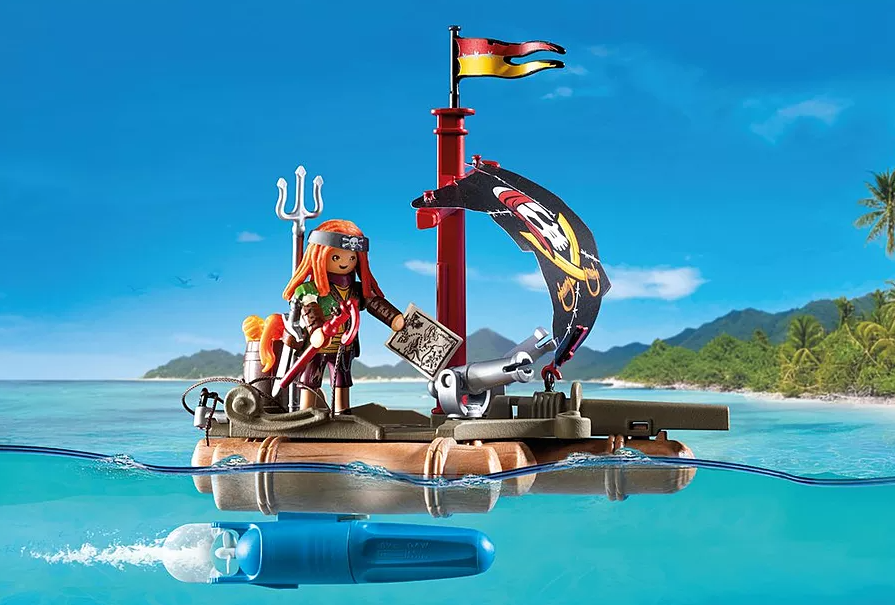 Ein Spielzeugpirat auf einem Floß mit Kanone und Totenkopfflagge segelt auf dem Meer. Ein blaues U-Boot ist unter Wasser.