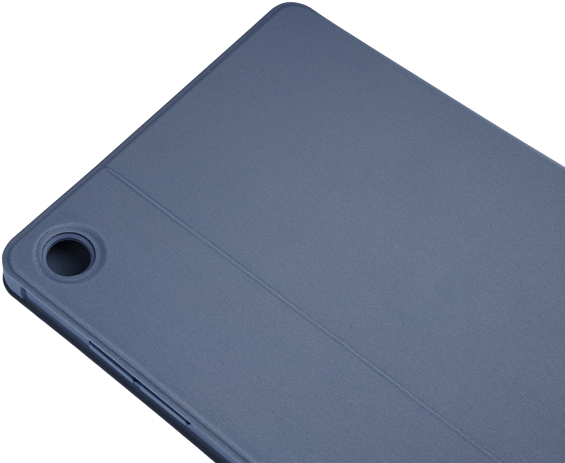 Nahaufnahme einer blauen Tablethülle mit einem Kamerloch. Die Hülle hat eine strukturierte Oberfläche und befindet sich auf weißem Hintergrund.