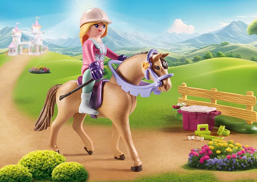 Eine Spielfigur eines Reiters auf einem Pferd. Im Hintergrund ist ein rosa Schloss zu sehen. Grüne Hügel und Blumen sind vorhanden.