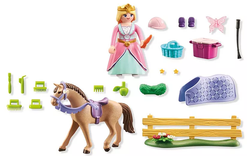 Eine Prinzessinnenfigur, ein Pferd und Zubehör, darunter ein Zaun, Pflegeutensilien und ein Korb, sind auf weißem Hintergrund angeordnet.