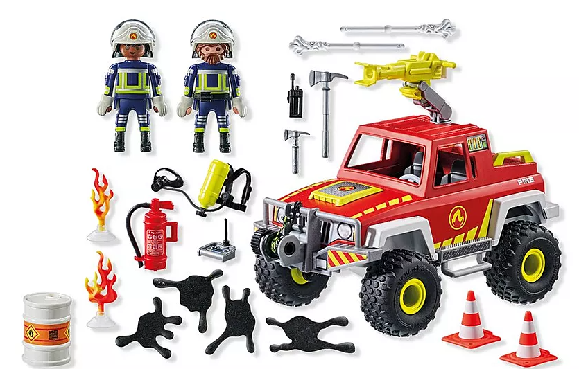 Ein rotes Feuerwehrauto-Spielzeug mit Ausrüstung und zwei Feuerwehrmannfiguren. Enthält Kegel, Flammen und ein Fass.