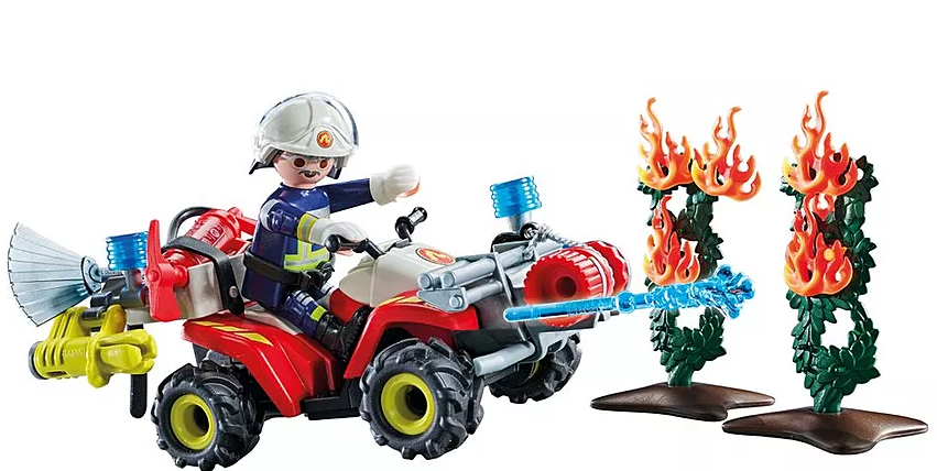 Ein Spielzeugfeuerwehrmann auf einem roten ATV. Er zielt mit Wasser auf Spielzeugflammen. Die Szene umfasst Spielzeugbäume mit orangefarbenen Flammen.