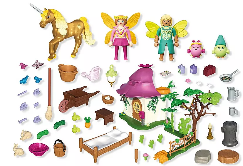 Ein Feen-Spielset mit Einhorn, Feen, einem Häuschen und Zubehör wie Bett, Schubkarre und Miniatur-Essen.