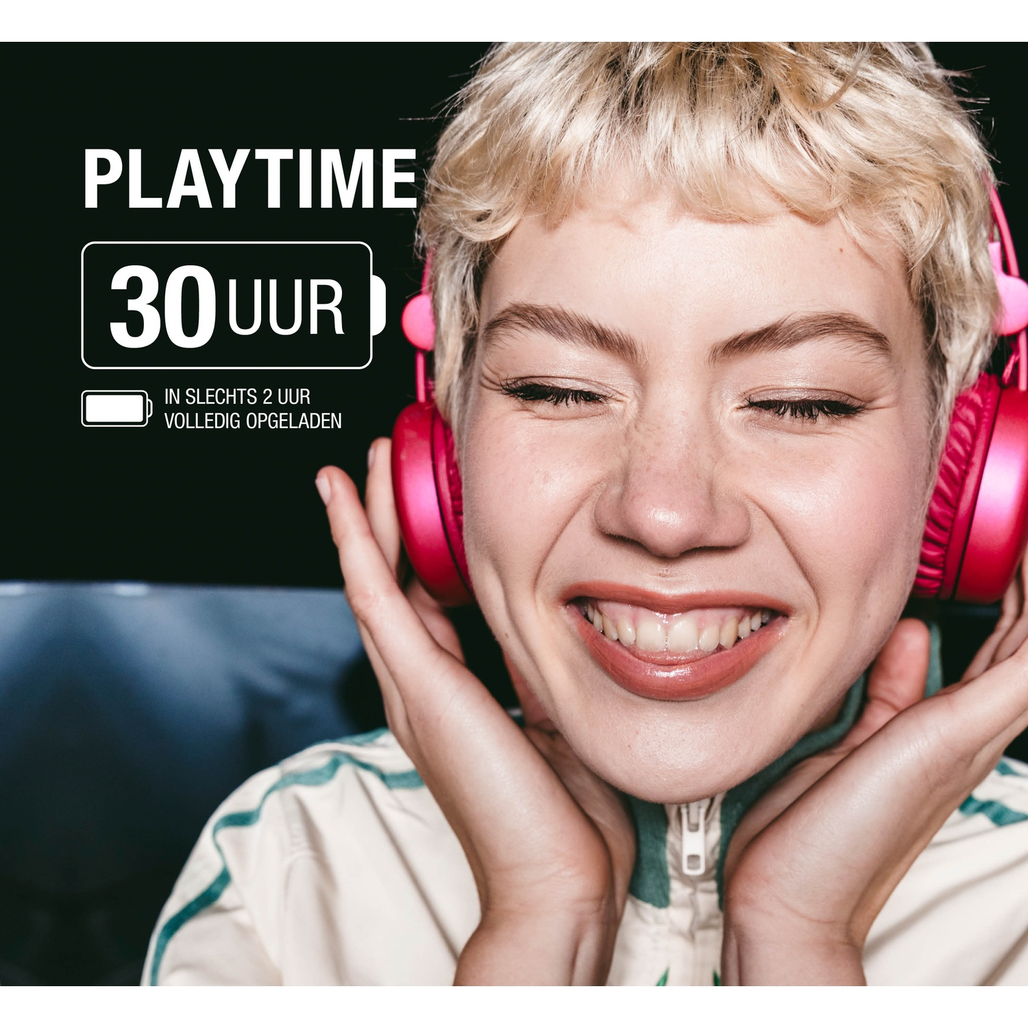 Een vrouw met blond haar en roze koptelefoon glimlacht breed, ogen gesloten. Tekst: 'Playtime 30 uur' en vermeldt 2 uur opladen.