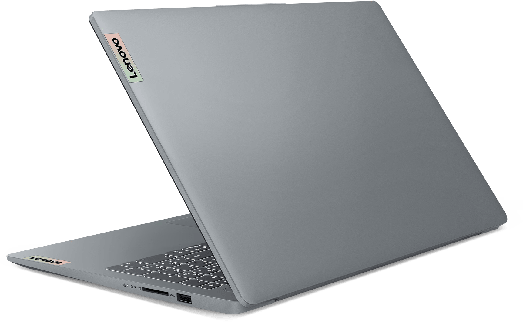Egy szürke Lenovo laptop nyitva van, a billentyűzet látható. A fedél részben nyitva van, rajta a Lenovo logóval.