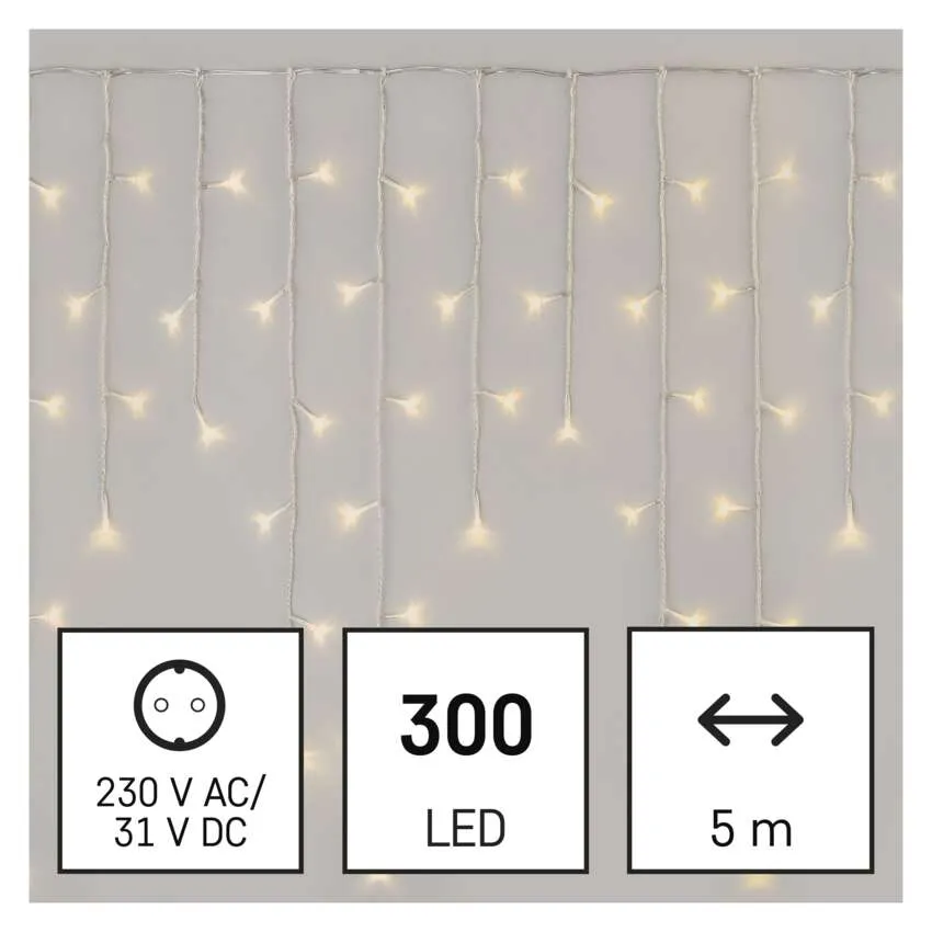 Füzérfény 300 LED-del, 5 méter hosszú. A címkén energia adatok. Fehér háttér előtt lógó lámpák.