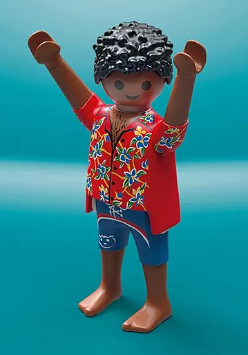 Eine Playmobil-Figur mit erhobenen Armen. Sie trägt ein rotes Blumenhemd, blaue Shorts und hat dunkle Haut und Haare auf türkisfarbenem Hintergrund.