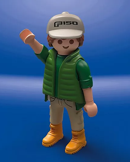 Eine Playmobil-Figur mit Kappe, grüner Weste, Hemd, beiger Hose und orangefarbenen Stiefeln, die eine Hand hebt. Blauer Hintergrund.