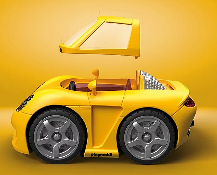 Ein gelbes Spielzeug-Cabriolet mit abgenommenem Dach. Es hat silberne Räder und einen gelben Hintergrund. Das Logo 'playmobil' ist sichtbar.
