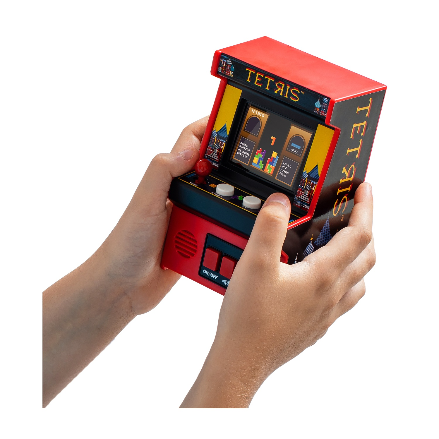 Mani che tengono un cabinato Tetris in miniatura. Il gioco è rosso e nero, con uno schermo che mostra una partita di Tetris in corso.