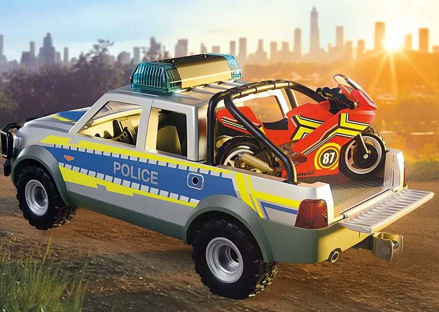Ein Spielzeug-Polizeitransporter mit einem roten Motorrad hinten. Der Hintergrund zeigt eine Skyline und einen Sonnenuntergang.