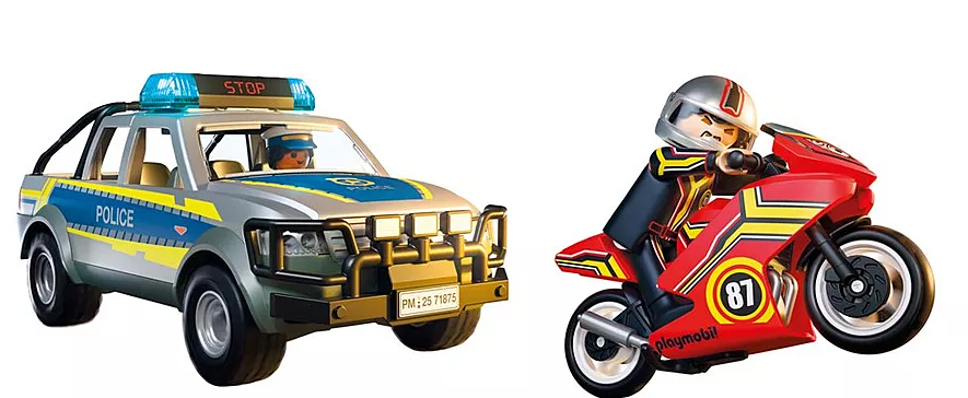 Ein Spielzeug-Polizeiauto und ein rotes Motorrad auf weißem Hintergrund. Das Auto hat blaue Lichter. Das Motorrad hat einen Fahrer.