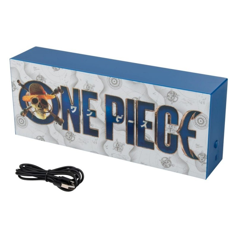 Una caja de luz rectangular con marco azul. Muestra el logo 'ONE PIECE' con una calavera y espadas cruzadas, y un cable USB.