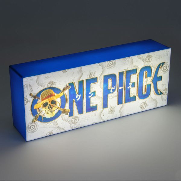 Letrero iluminado con marco azul y texto ONE PIECE. Una calavera con sombrero de paja está a la izquierda. El fondo tiene un diseño de mapa.