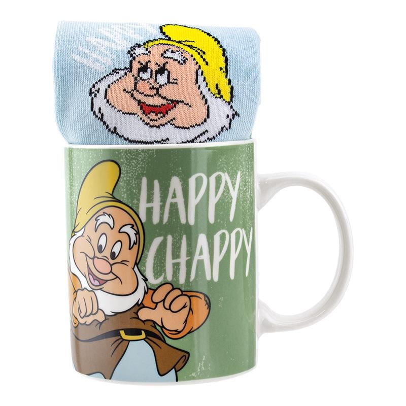 Una taza con 'Happy Chappy' y un dibujo animado de un enano, con un calcetín con la cara de un enano encima. Fondo blanco.