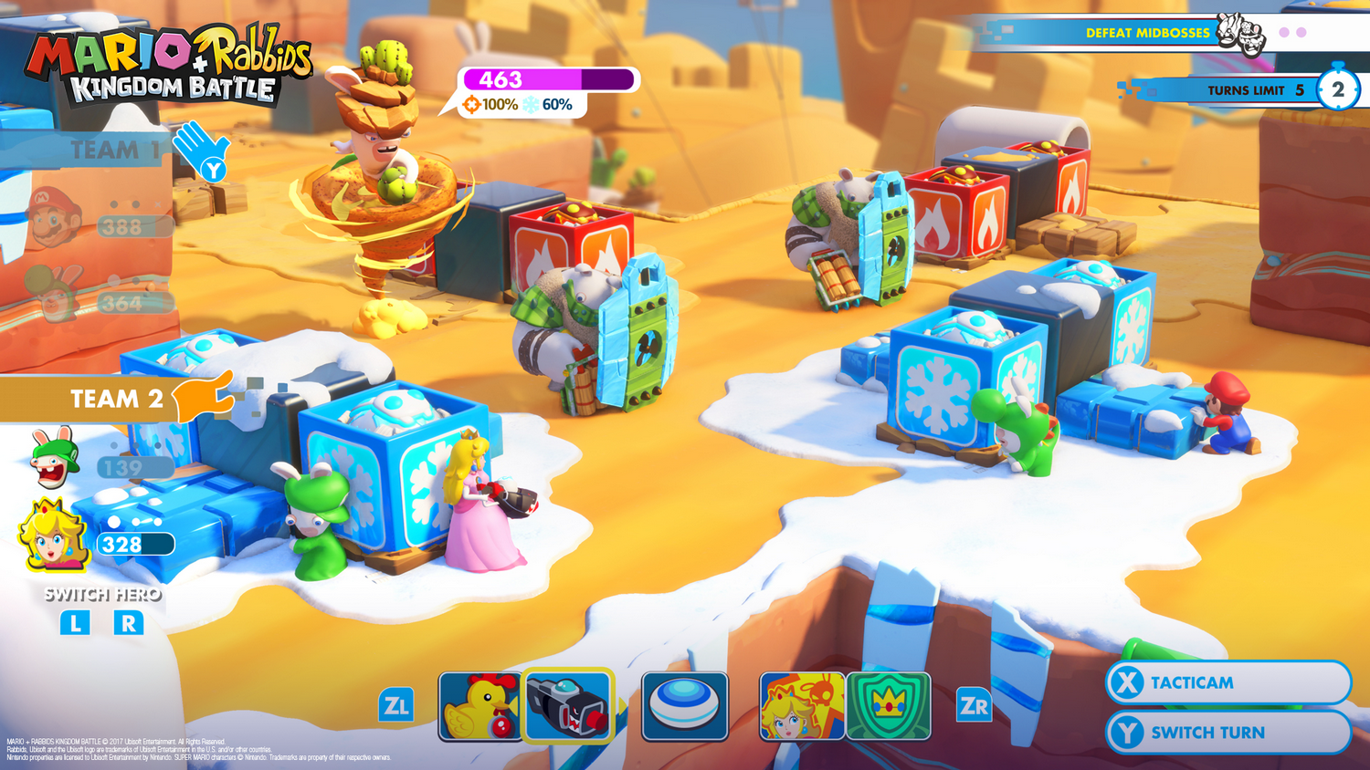 Escena del juego Mario + Rabbids. Personajes en un desierto con bloques. Se ven personajes del equipo 1 y 2, junto con barras de salud.