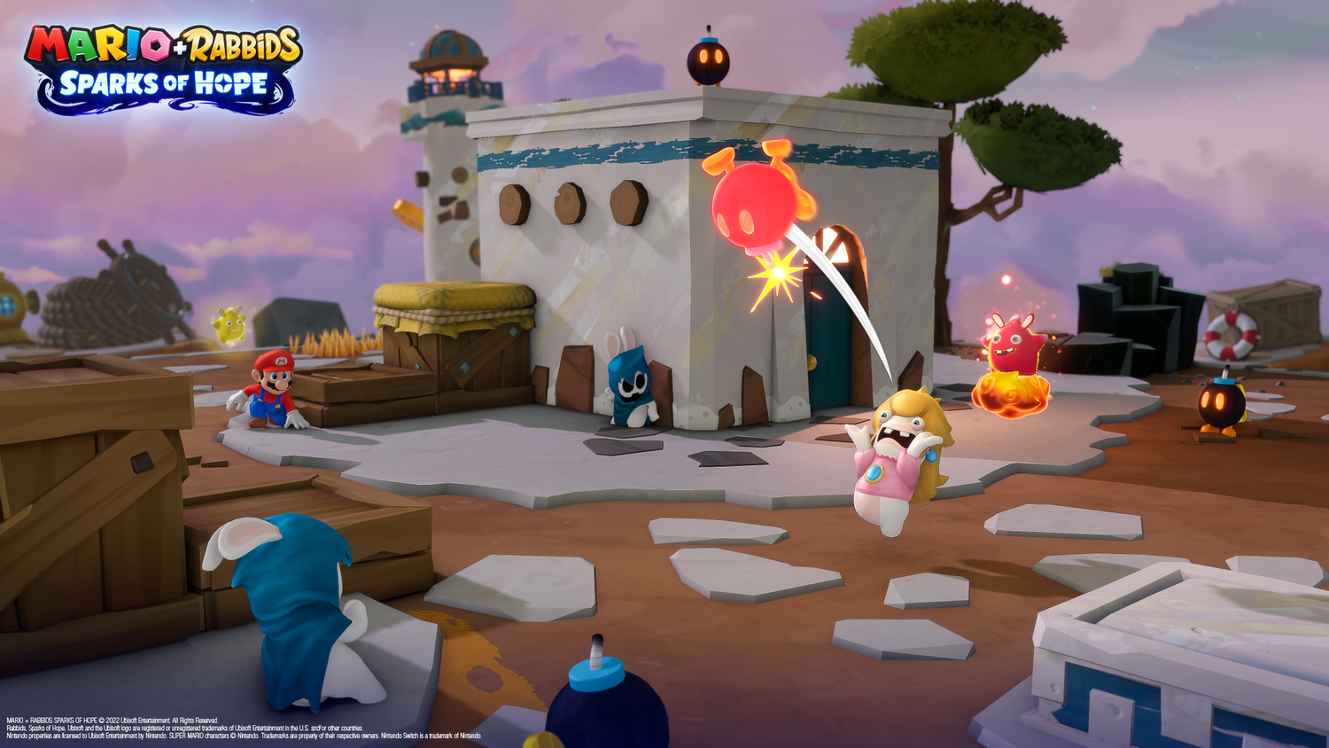 Una escena de juego con Mario, Rabbids y Peach. Un Rabbid rojo está disparando chispas. Un edificio y cajas están en el fondo.