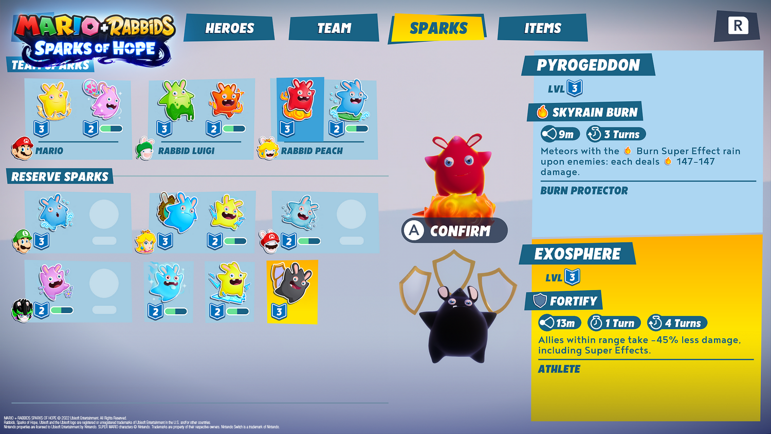 Una interfaz del juego muestra personajes y chispas. Las opciones del menú incluyen héroes, equipo, chispas y objetos. Los personajes son Mario, Luigi y Peach.