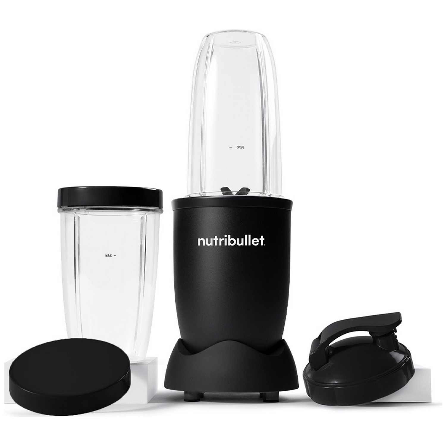 Een zwarte Nutribullet-blender met doorzichtige bekers en accessoires, tegen een witte achtergrond. De componenten zijn geordend voor weergave.