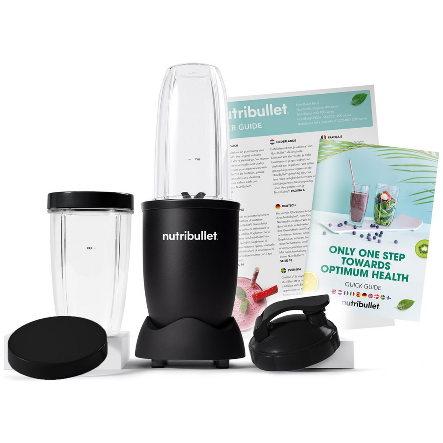 Een Nutribullet-blender met accessoires en gids. De doos heeft tekst in meerdere talen.