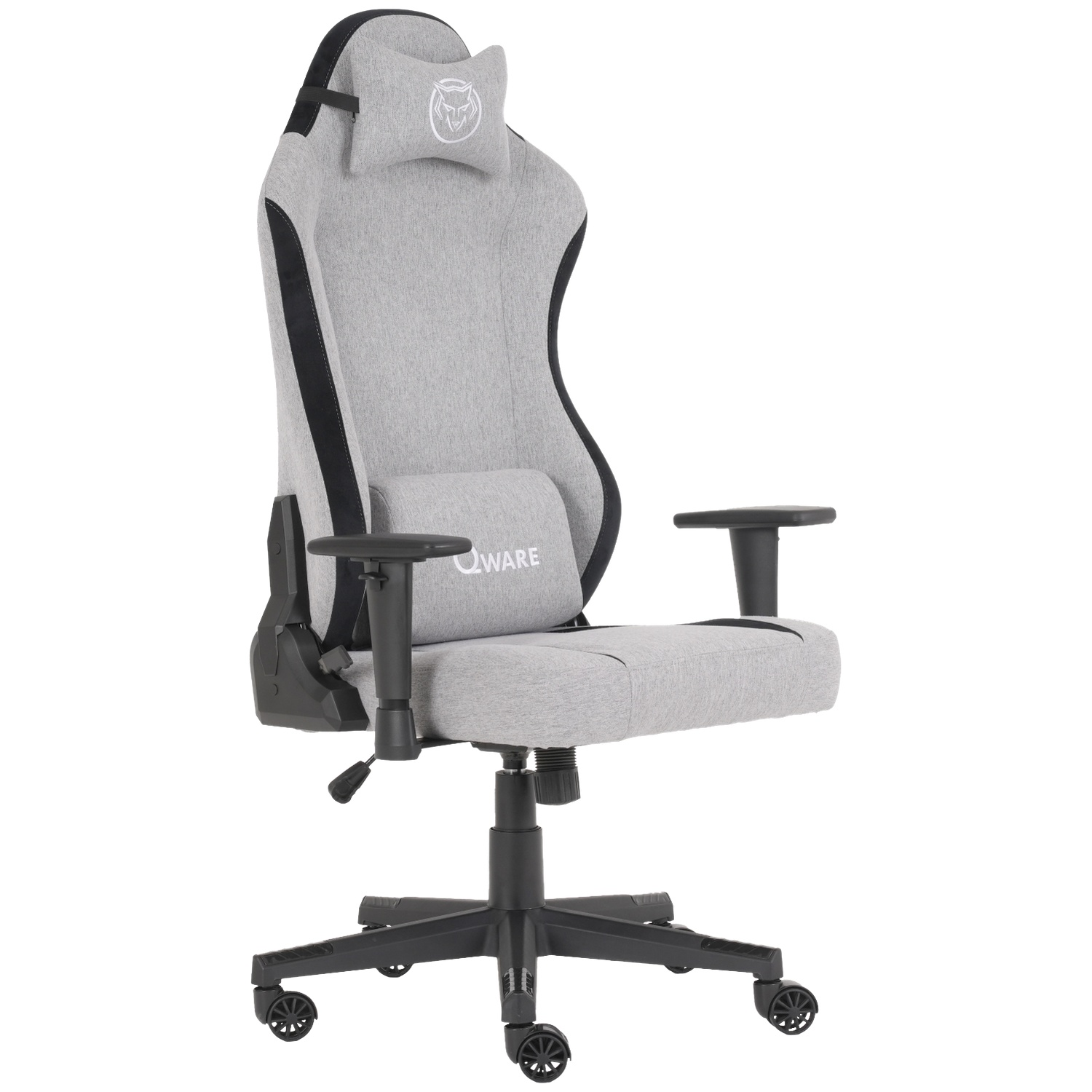 Une chaise de jeu grise avec des touches de noir. Elle a un appui-tête avec un logo de loup et le mot "QWARE" sur le dossier.