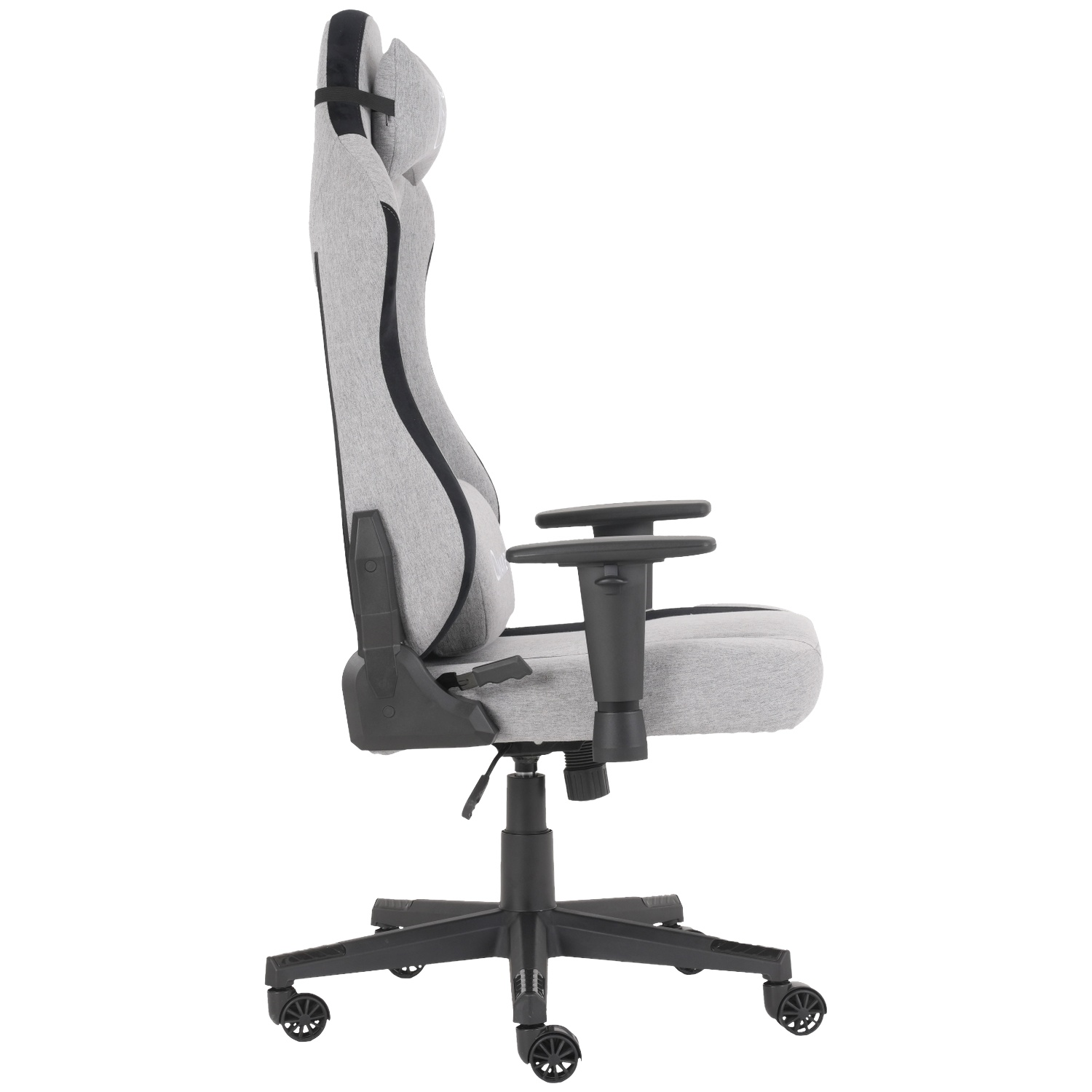 Vue latérale d'une chaise de jeu grise et noire. Elle a un haut dossier, des accoudoirs et des roues. Le fond est blanc.