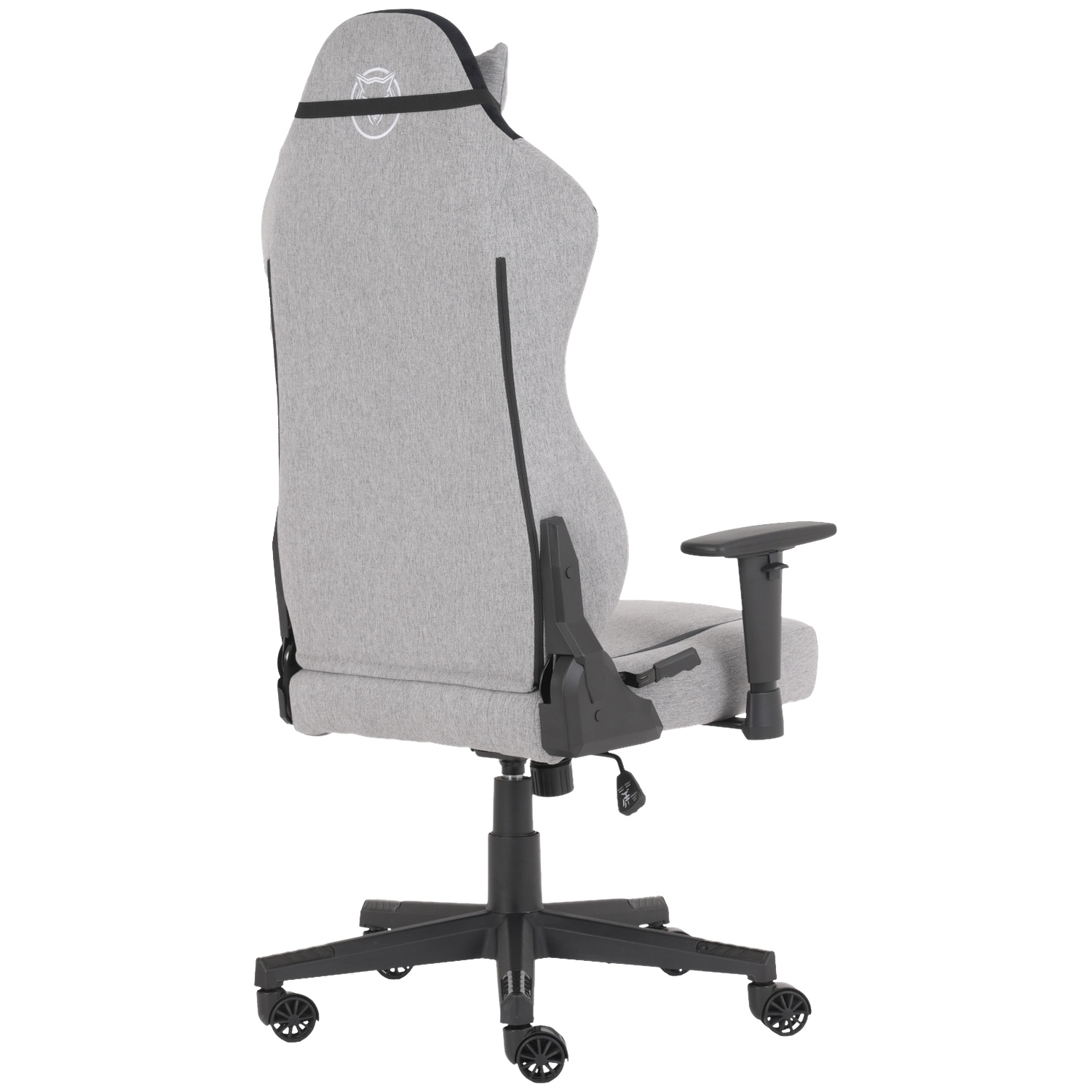 Chaise gaming grise avec accents noirs. Dos visible. Logo sur l'appuie-tête. Accoudoirs et roues noirs.