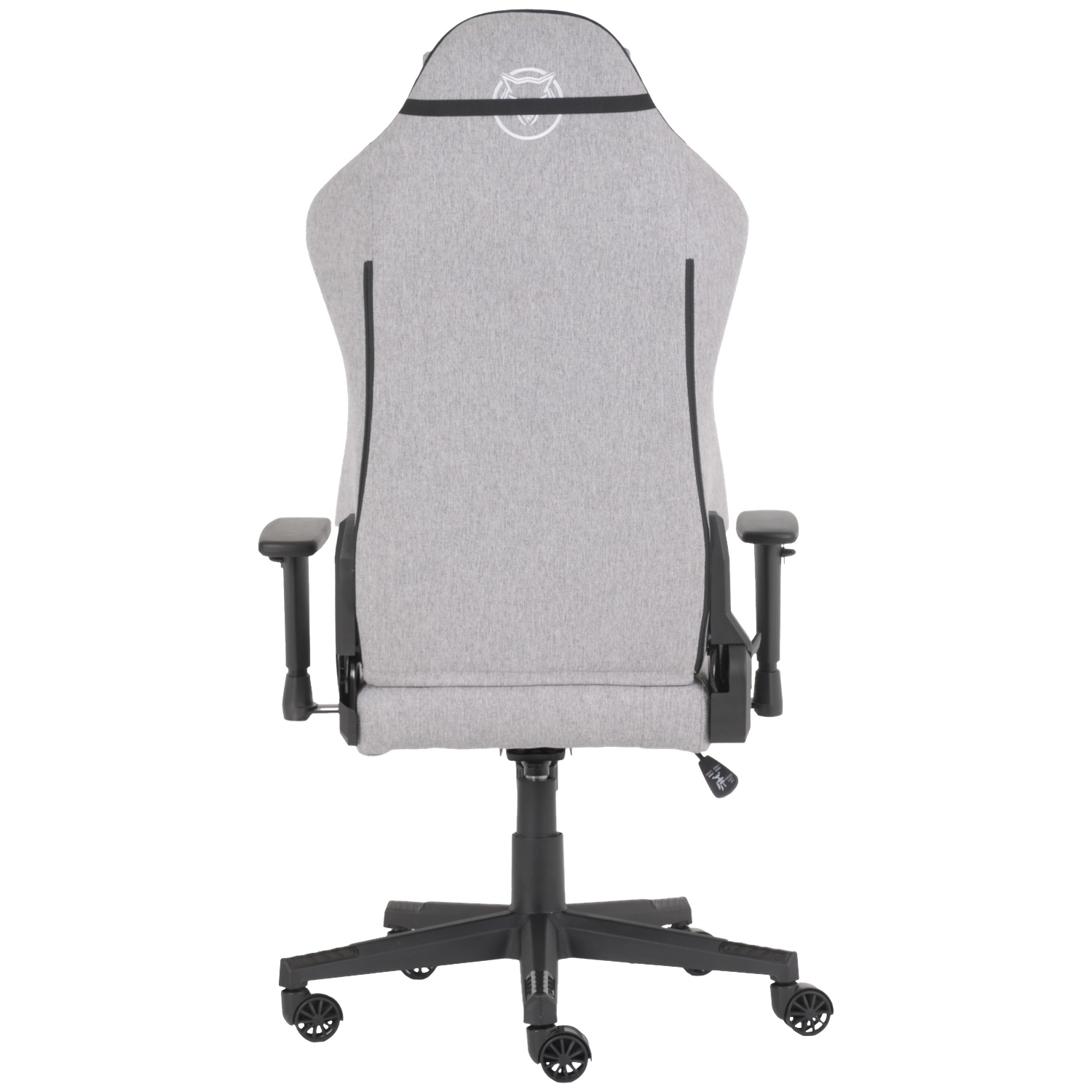 Une chaise de jeu grise avec une base et des accoudoirs noirs est centrée sur un fond blanc. La chaise a un logo sur le dossier.
