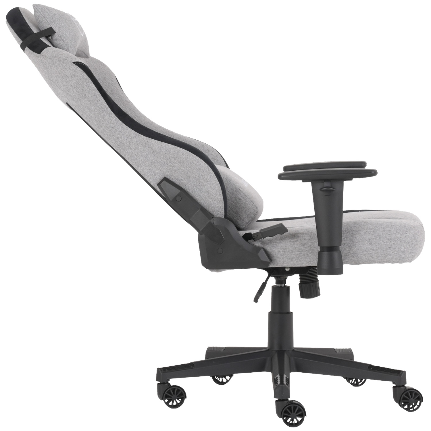 Une chaise de jeu grise et noire sur fond blanc. Elle a un haut dossier, des accoudoirs et une base à cinq roues.