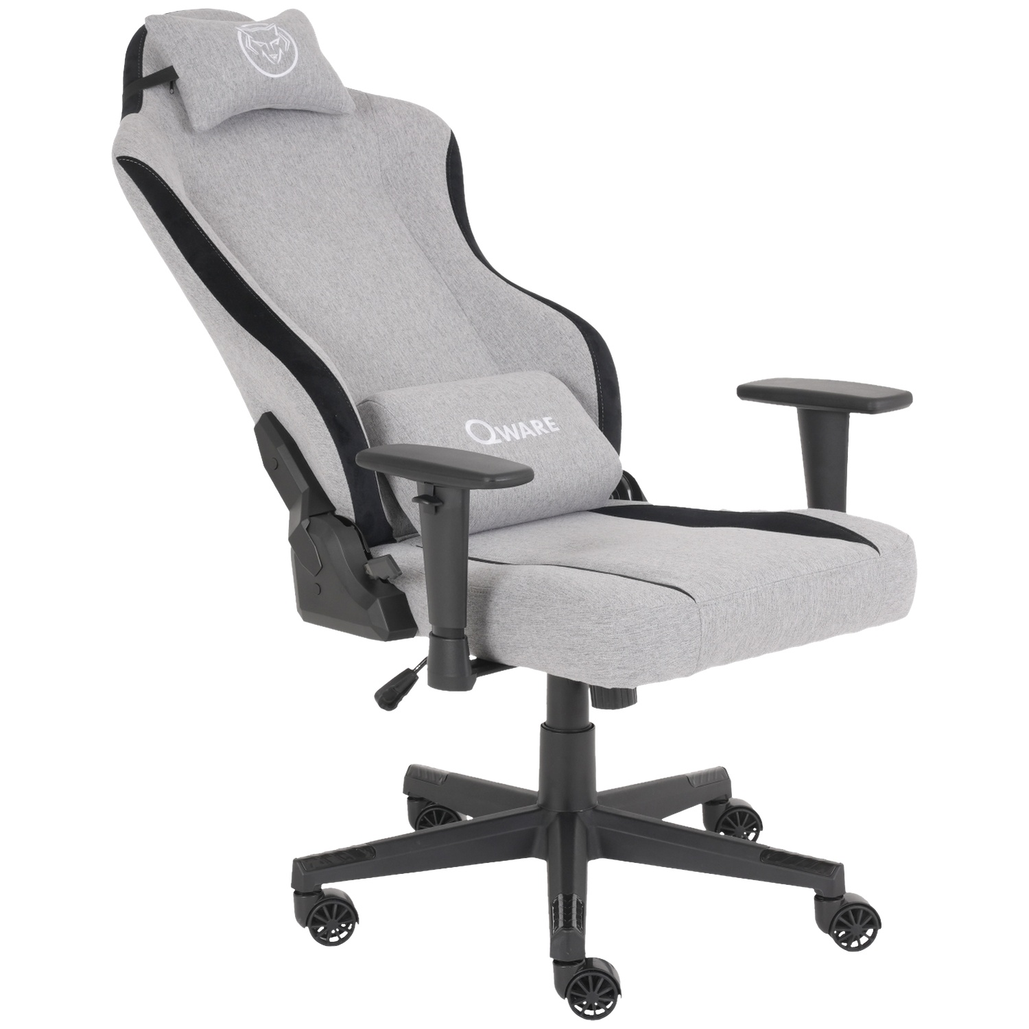Une chaise gaming grise avec appuie-tête et support lombaire. Elle a des accents noirs et des accoudoirs. La chaise est sur roulettes.