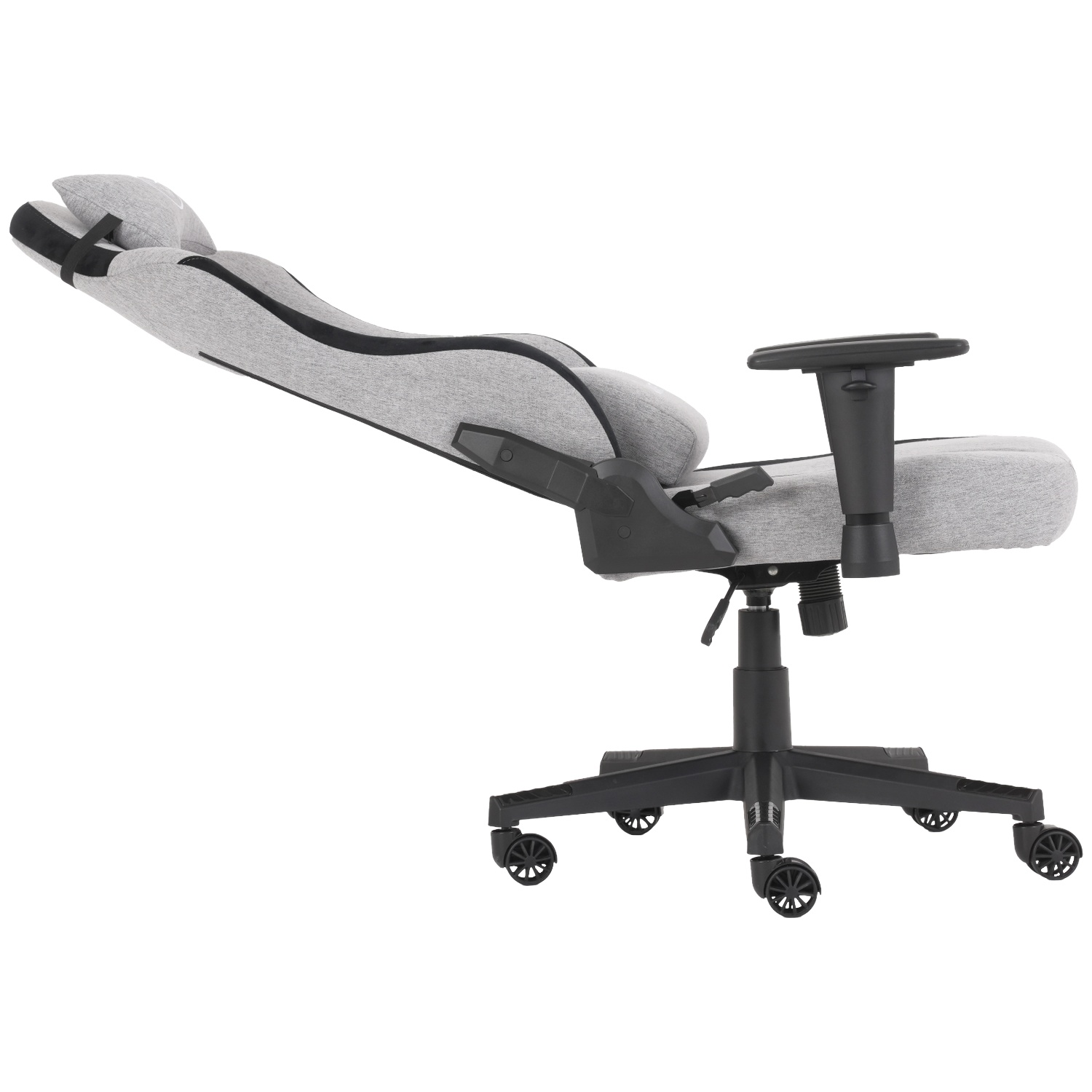 Une chaise de jeu grise avec des accents noirs. Elle a un dossier haut, des accoudoirs et une base à cinq roues. La chaise est inclinée vers l'arrière.