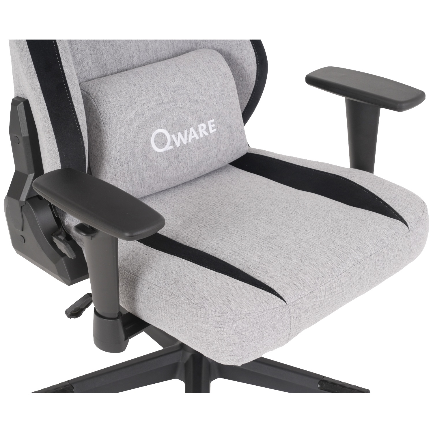 Gros plan d'une chaise de jeu grise. Comprend des accents noirs, des accoudoirs et un coussin lombaire avec le mot 'QWARE'. La chaise est sur fond blanc.