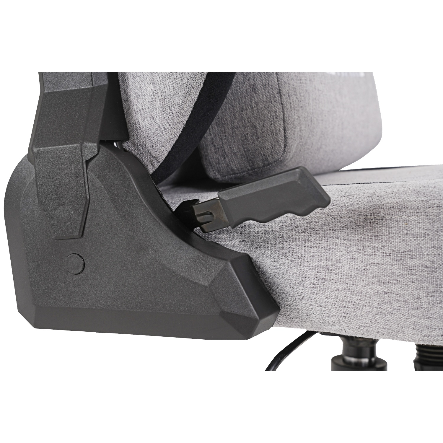 Gros plan sur une chaise de bureau grise avec levier de réglage d'accoudoir noir. La chaise a un tissu gris et des accents noirs.