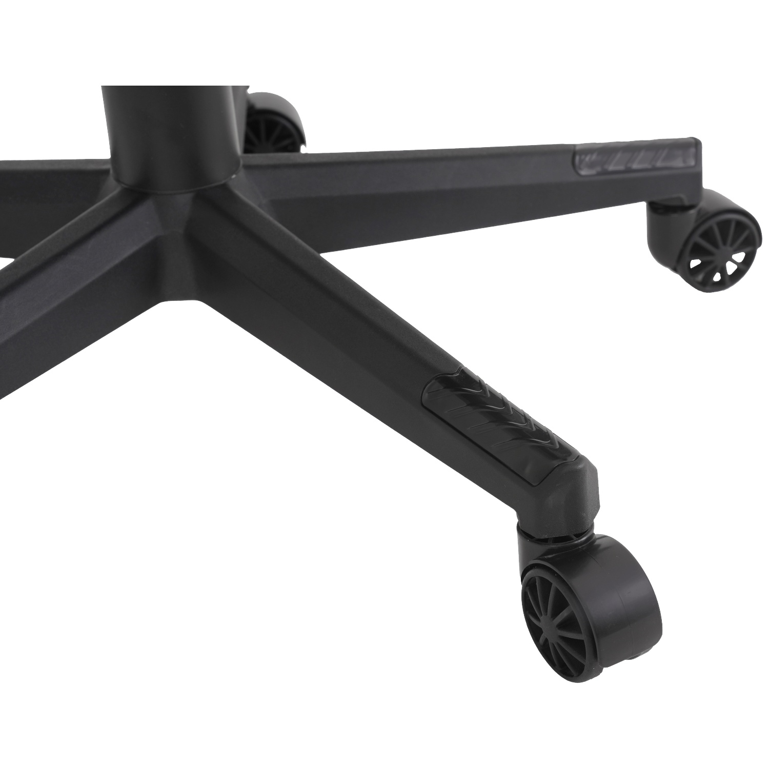 Gros plan sur la base d'une chaise de bureau noire. La base a cinq pieds, chacun se terminant par une petite roue noire. Les roues sont pour la mobilité.