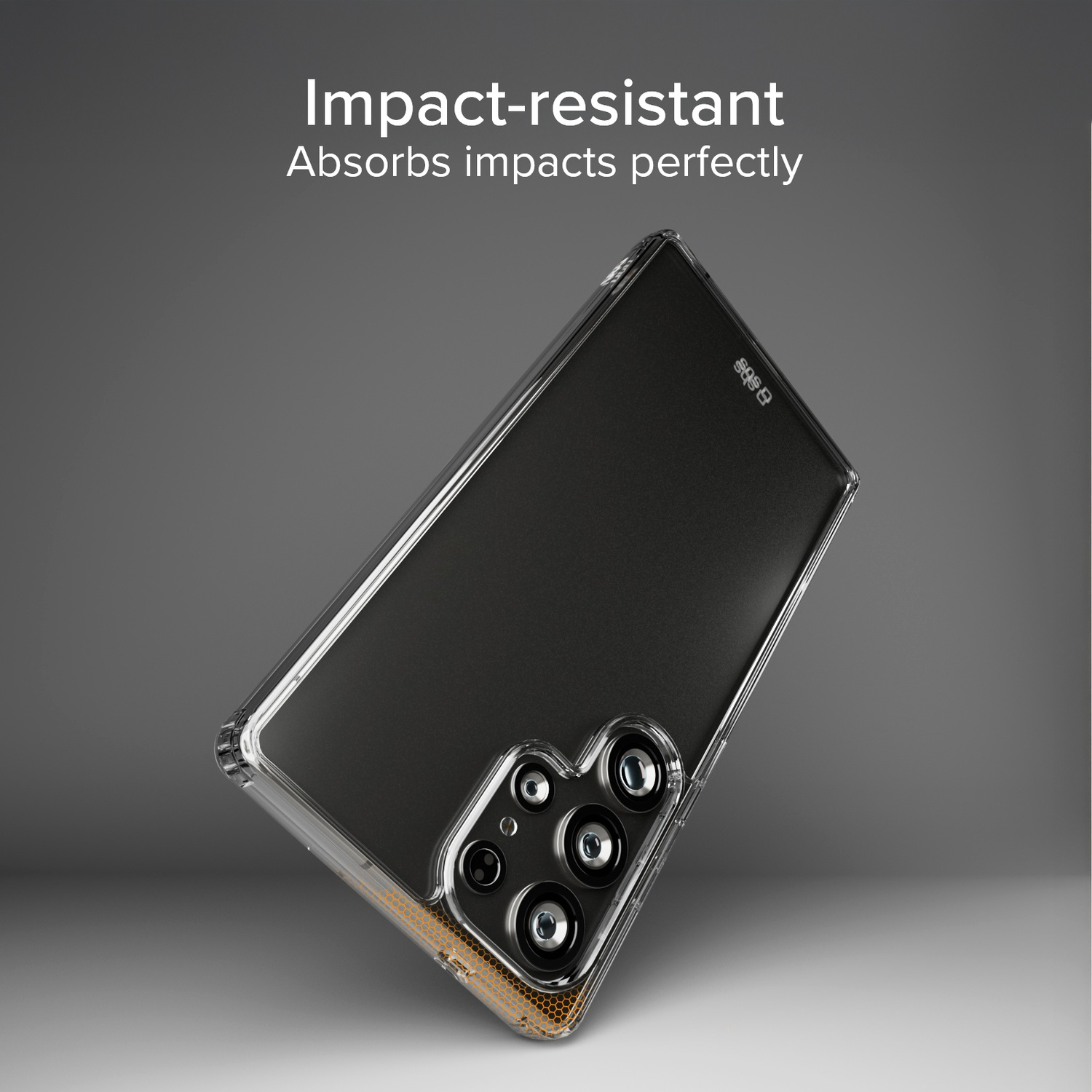 Une coque de téléphone transparente, inclinée sur un fond gris. La coque a une découpe pour l'appareil photo et le texte 'Résistant aux chocs' est au-dessus.