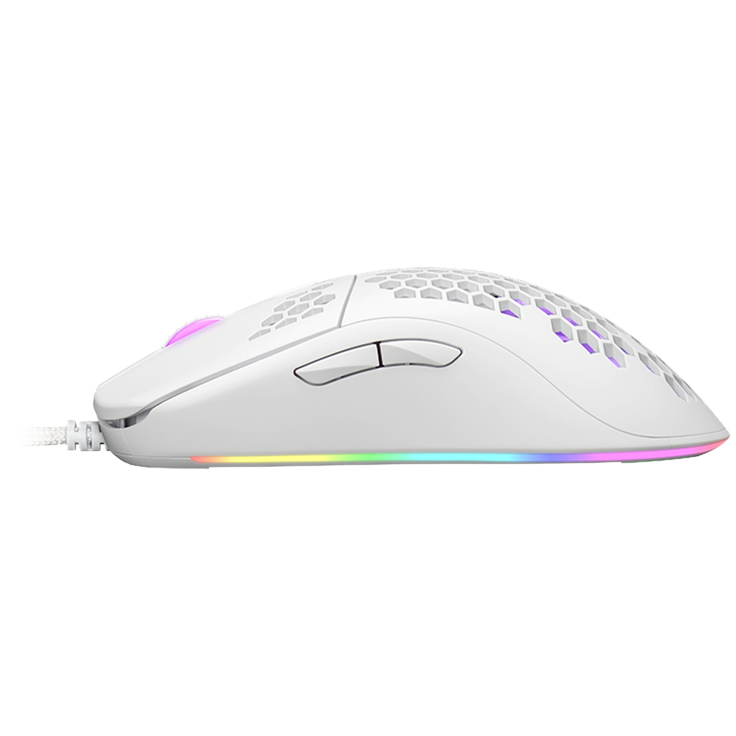 Een witte gamingmuis met een honingraatontwerp. Het heeft zijknoppen, een kleurrijke lichtstrip en een bedrade verbinding.