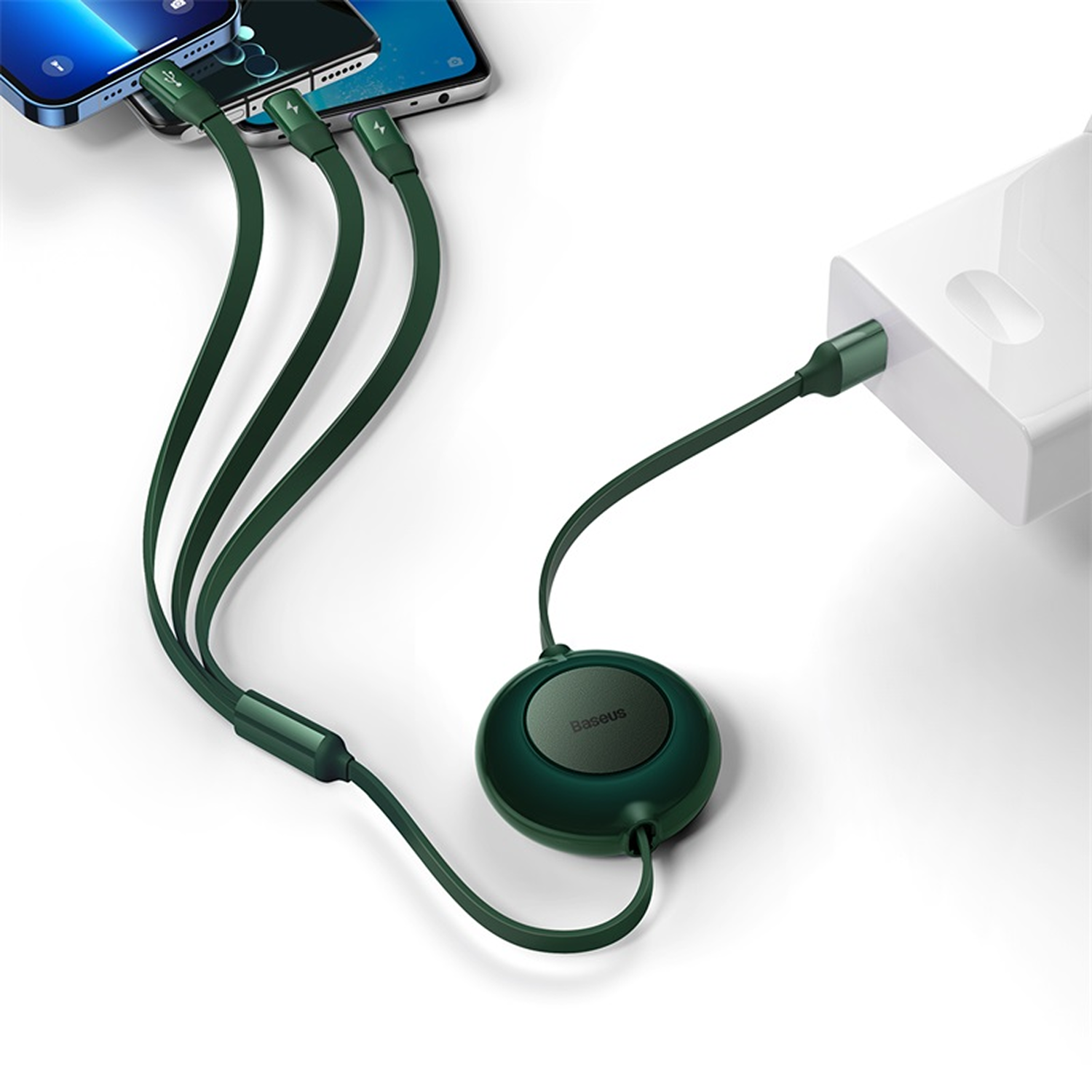 Cable de carga verde Baseus conectado a varios teléfonos y un adaptador de corriente blanco. El cable tiene un centro redondo.