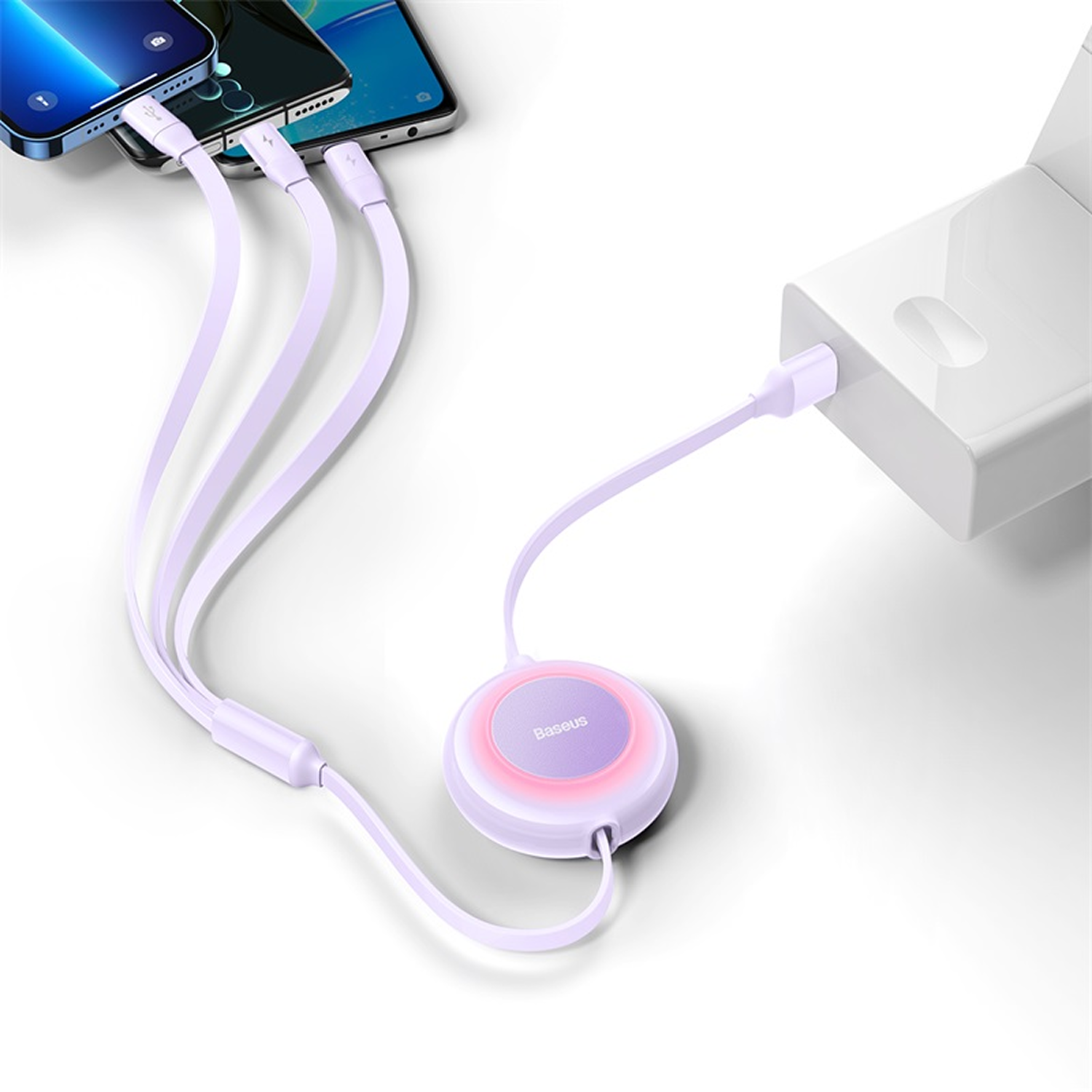 Teléfonos conectados a una estación de carga con cables de color púrpura claro y un adaptador de corriente blanco. La estación de carga brilla.