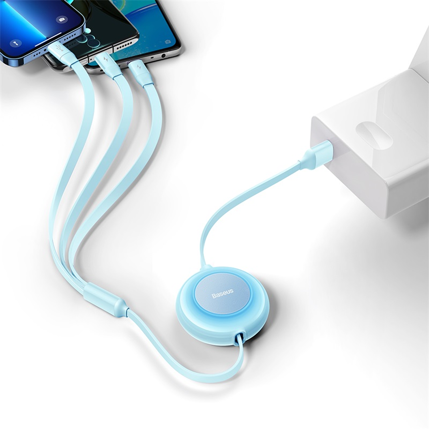 Cable azul conectado a tres teléfonos y un adaptador de corriente blanco. El cable tiene un centro redondo.