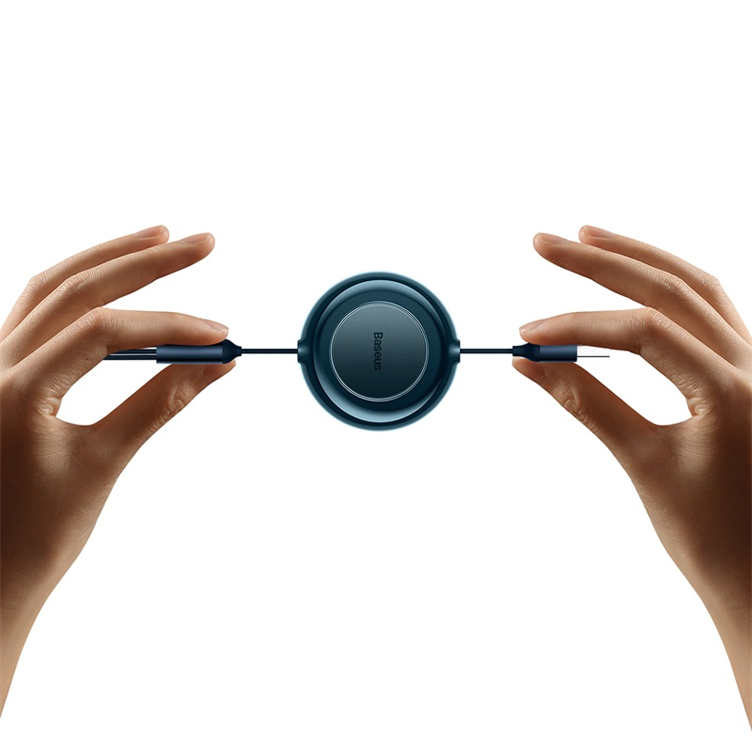 Manos sostienen un cable retráctil azul. El centro muestra una parte circular con el logo de Baseus. El fondo es blanco.